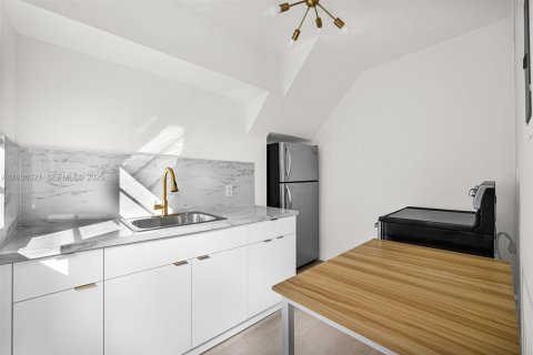 Condo in Miami Beach, Florida, 1 bedroom  № 1994325 - photo 11