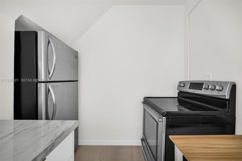 Condo in Miami Beach, Florida, 1 bedroom  № 1994325 - photo 10