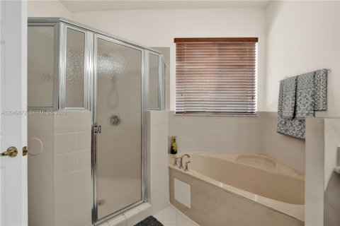 Villa ou maison à louer à Cutler Bay, Floride: 5 chambres, 275.18 m2 № 2173588 - photo 29