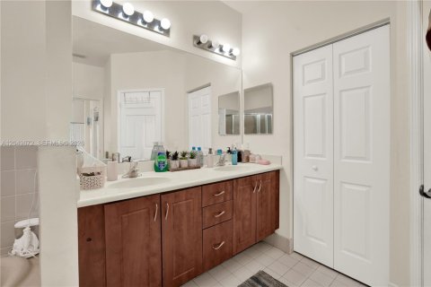 Villa ou maison à louer à Cutler Bay, Floride: 5 chambres, 275.18 m2 № 2173588 - photo 30