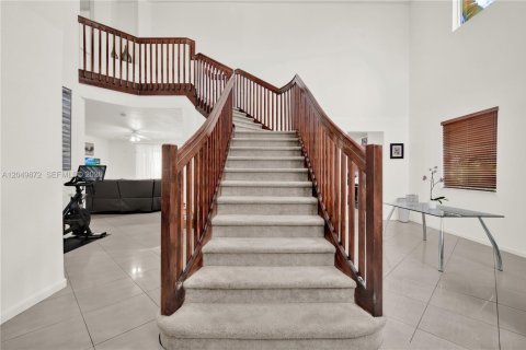 Villa ou maison à louer à Cutler Bay, Floride: 5 chambres, 275.18 m2 № 2173588 - photo 5
