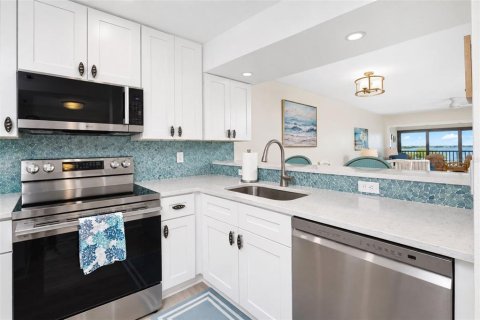 Condo in Englewood, Florida, 2 bedrooms  № 2390933 - photo 8