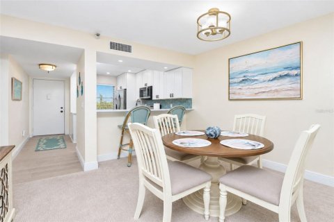 Condo in Englewood, Florida, 2 bedrooms  № 2390933 - photo 12
