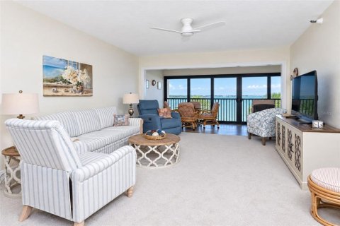 Condo in Englewood, Florida, 2 bedrooms  № 2390933 - photo 13