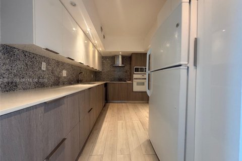 Condo in Hollywood, Florida, 1 bedroom  № 2401217 - photo 13
