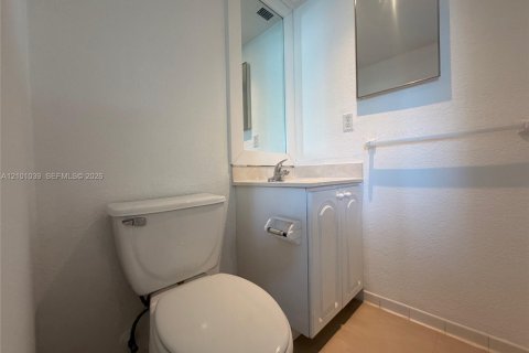 Condo in Hollywood, Florida, 1 bedroom  № 2401217 - photo 23