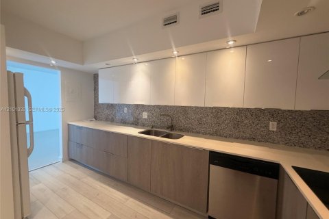Condo in Hollywood, Florida, 1 bedroom  № 2401217 - photo 14