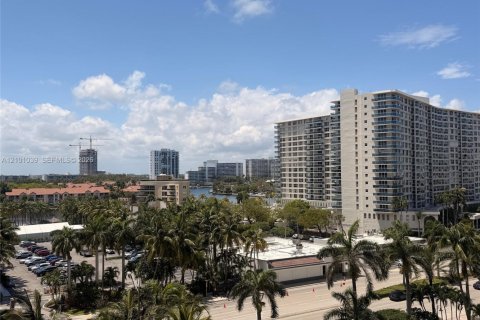 Condo in Hollywood, Florida, 1 bedroom  № 2401217 - photo 3
