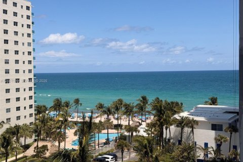 Condo in Hollywood, Florida, 1 bedroom  № 2401217 - photo 2