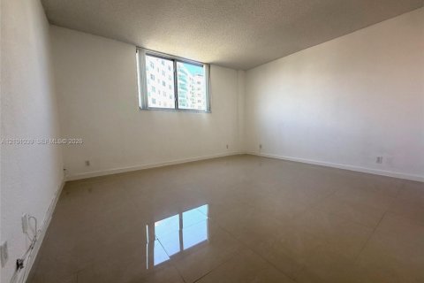 Condo in Hollywood, Florida, 1 bedroom  № 2401217 - photo 20