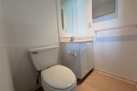 Condo in Hollywood, Florida, 1 bedroom  № 2401217 - photo 22