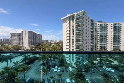 Condo in Hollywood, Florida, 1 bedroom  № 2401217 - photo 4