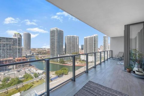 Condo in Miami, Florida, 2 bedrooms  № 1998038 - photo 2