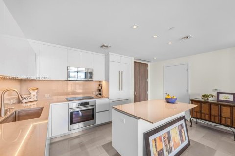 Condo in Miami, Florida, 2 bedrooms  № 1998038 - photo 10