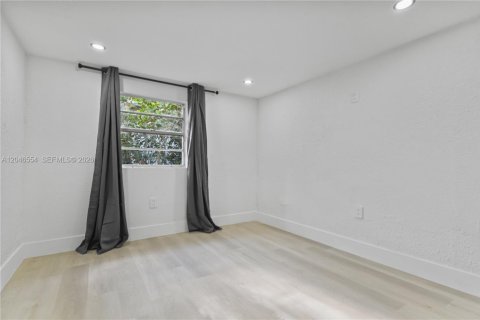 House in Hialeah, Florida 2 bedrooms, 185.8 sq.m. № 2281838 - photo 21