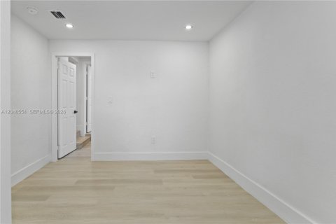 House in Hialeah, Florida 2 bedrooms, 185.8 sq.m. № 2281838 - photo 19