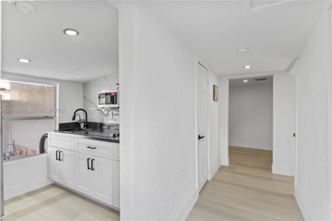 House in Hialeah, Florida 2 bedrooms, 185.8 sq.m. № 2281838 - photo 30