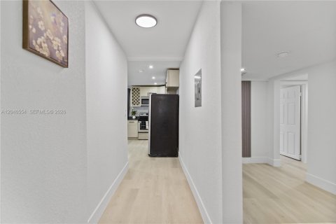 House in Hialeah, Florida 2 bedrooms, 185.8 sq.m. № 2281838 - photo 17