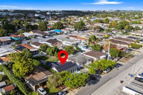 House in Hialeah, Florida 2 bedrooms, 185.8 sq.m. № 2281838 - photo 11