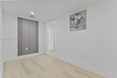 House in Hialeah, Florida 2 bedrooms, 185.8 sq.m. № 2281838 - photo 22
