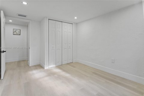 House in Hialeah, Florida 2 bedrooms, 185.8 sq.m. № 2281838 - photo 23