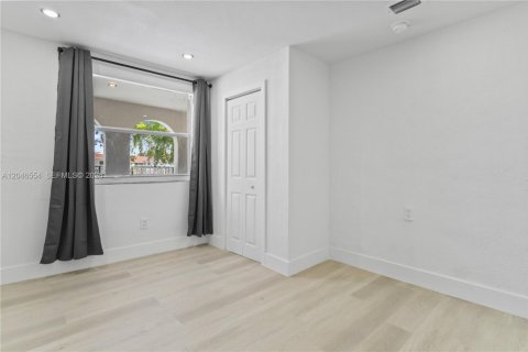 House in Hialeah, Florida 2 bedrooms, 185.8 sq.m. № 2281838 - photo 16