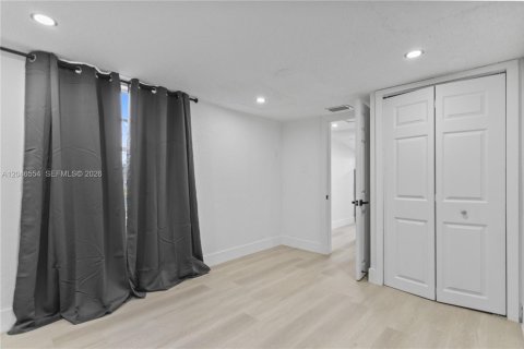 House in Hialeah, Florida 2 bedrooms, 185.8 sq.m. № 2281838 - photo 29