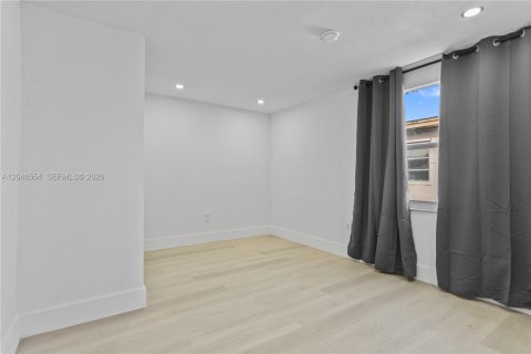 House in Hialeah, Florida 2 bedrooms, 185.8 sq.m. № 2281838 - photo 13