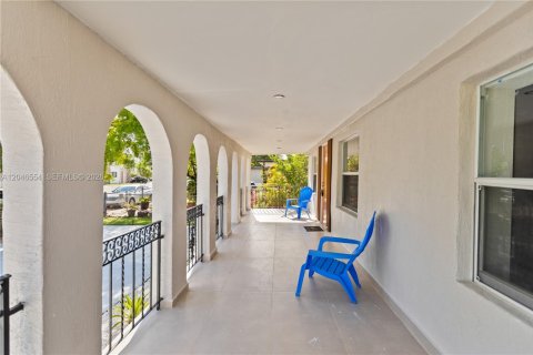 House in Hialeah, Florida 2 bedrooms, 185.8 sq.m. № 2281838 - photo 4