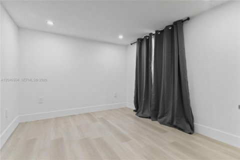 House in Hialeah, Florida 2 bedrooms, 185.8 sq.m. № 2281838 - photo 28