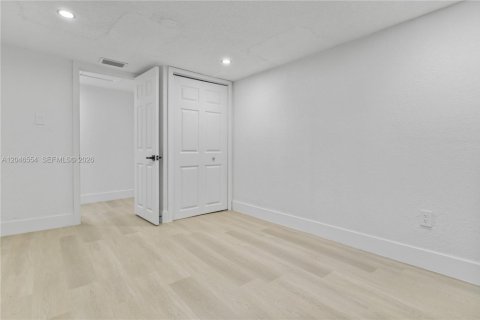 House in Hialeah, Florida 2 bedrooms, 185.8 sq.m. № 2281838 - photo 26