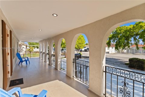 House in Hialeah, Florida 2 bedrooms, 185.8 sq.m. № 2281838 - photo 5