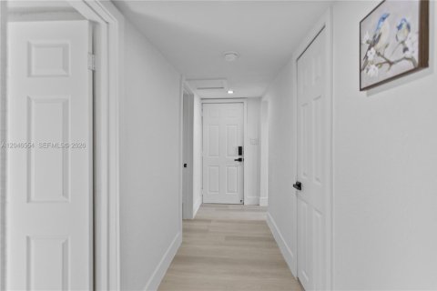 House in Hialeah, Florida 2 bedrooms, 185.8 sq.m. № 2281838 - photo 24