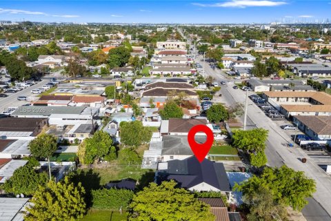 House in Hialeah, Florida 2 bedrooms, 185.8 sq.m. № 2281838 - photo 8