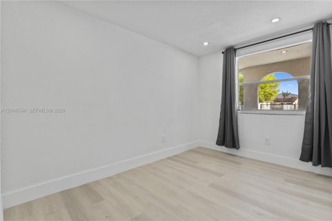 House in Hialeah, Florida 2 bedrooms, 185.8 sq.m. № 2281838 - photo 14