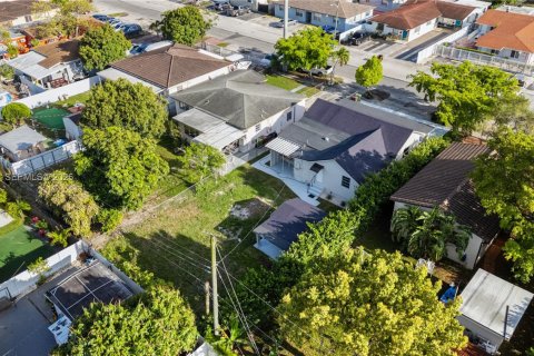 House in Hialeah, Florida 2 bedrooms, 185.8 sq.m. № 2281838 - photo 12