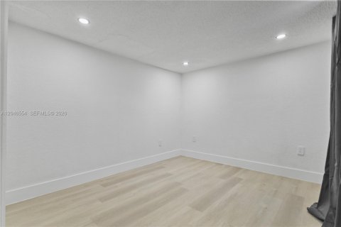 House in Hialeah, Florida 2 bedrooms, 185.8 sq.m. № 2281838 - photo 25