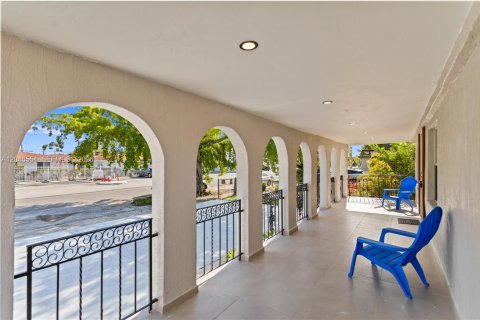 House in Hialeah, Florida 2 bedrooms, 185.8 sq.m. № 2281838 - photo 6