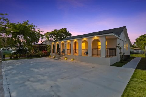 House in Hialeah, Florida 2 bedrooms, 185.8 sq.m. № 2281838