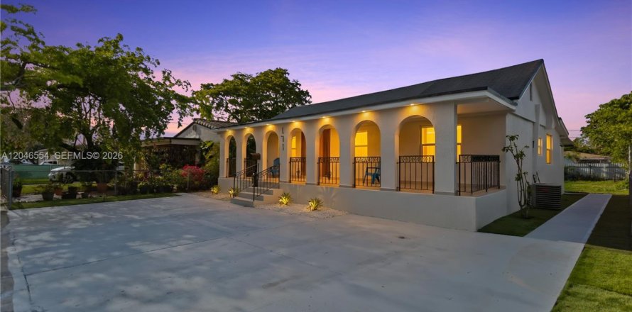 House in Hialeah, Florida 2 bedrooms, 185.8 sq.m. № 2281838