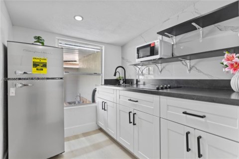 House in Hialeah, Florida 2 bedrooms, 185.8 sq.m. № 2281838 - photo 9