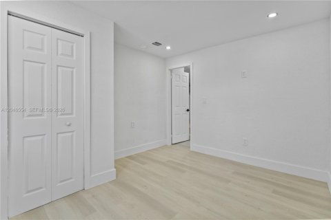 House in Hialeah, Florida 2 bedrooms, 185.8 sq.m. № 2281838 - photo 18