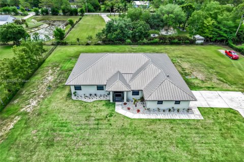 House in Jupiter, Florida 5 bedrooms, 256.97 sq.m. № 1794420 - photo 1