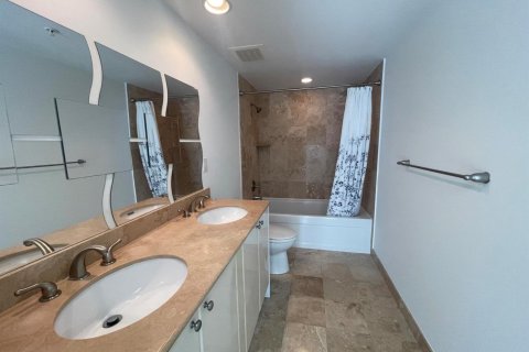 Condo in Hallandale Beach, Florida, 2 bedrooms  № 2366352 - photo 16