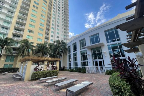 Condo in Hallandale Beach, Florida, 2 bedrooms  № 2366352 - photo 27