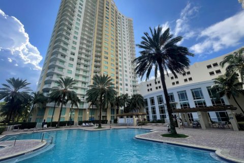 Condo in Hallandale Beach, Florida, 2 bedrooms  № 2366352 - photo 25
