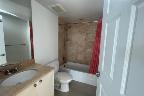 Condo in Hallandale Beach, Florida, 2 bedrooms  № 2366352 - photo 8