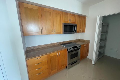 Condo in Hallandale Beach, Florida, 2 bedrooms  № 2366352 - photo 2