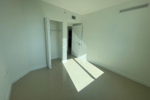 Condo in Hallandale Beach, Florida, 2 bedrooms  № 2366352 - photo 11