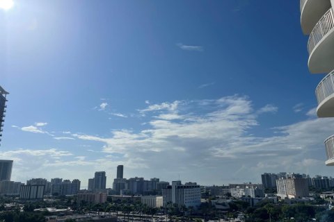 Condo in Hallandale Beach, Florida, 2 bedrooms  № 2366352 - photo 18